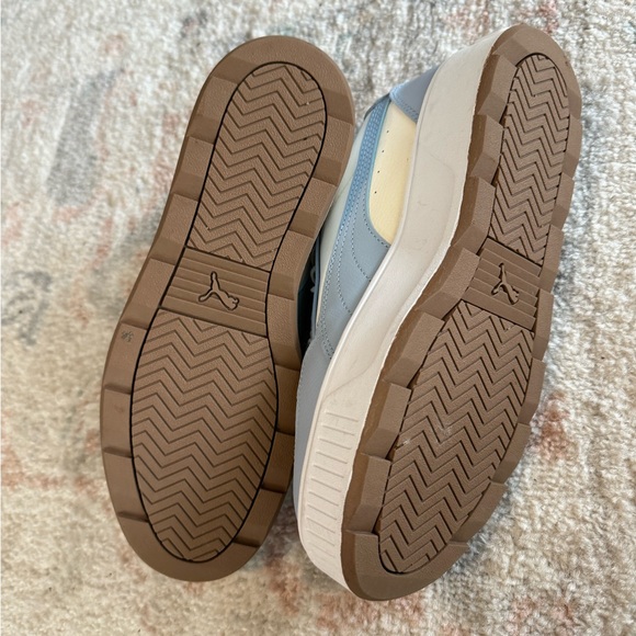 Puma size 9 sneakers - Picture 4 of 4